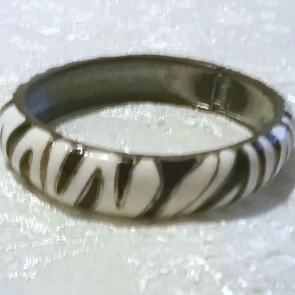 Vintage Hinged Black White Zebra Enamel Bangle - Picture 4 of 5